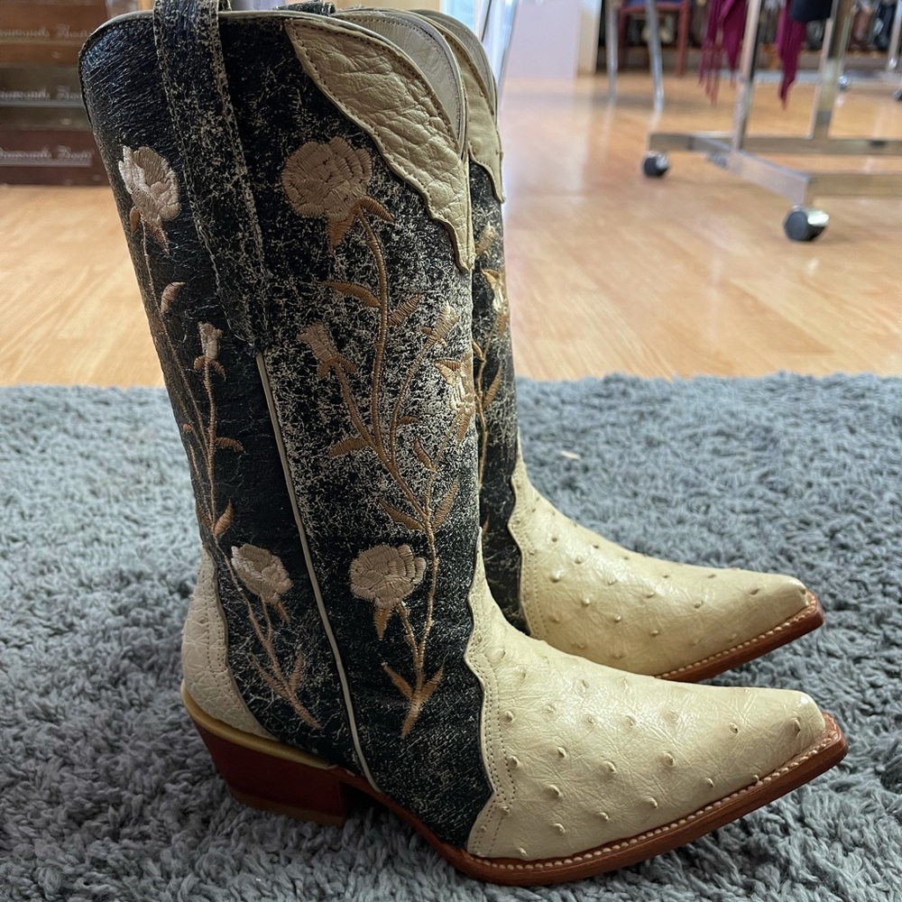 Ladies Pointed Toe Ostrich Skin Boots.